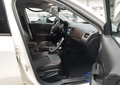 2019 Jeep Compass Latitude 4X4 z USA, uszkodzony, nr VIN 3C4NJDBBXKT593879